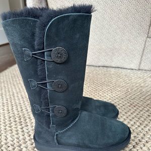 UGG Bailey suede button triplet II! Sz 7.